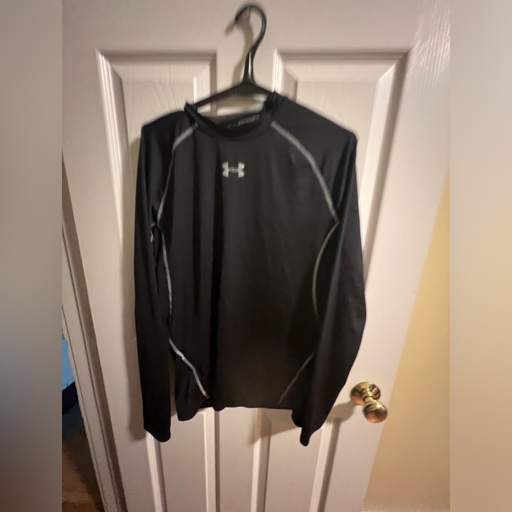 Under armour men’s black long sleeve
C1